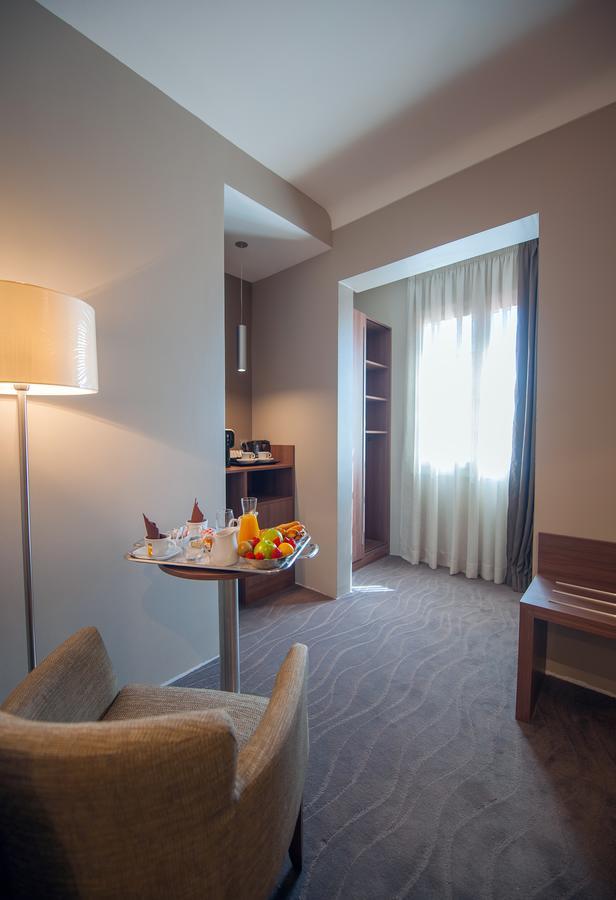 Hotel Lou Castelet Carros Exterior foto