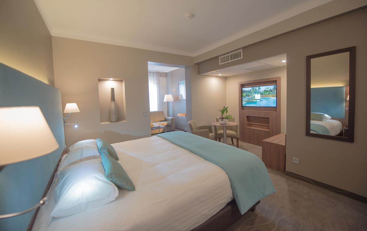 Hotel Lou Castelet Carros Exterior foto